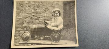 oude echte foto van kind met trapauto beschikbaar voor biedingen