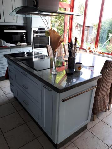 Keukenset met klein graniet beschikbaar voor biedingen