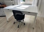 Bureau met stoel, Ophalen, Bureau