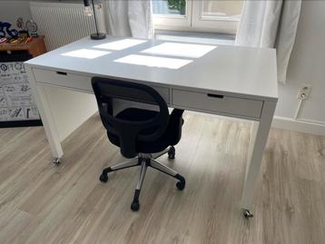 Bureau met stoel beschikbaar voor biedingen