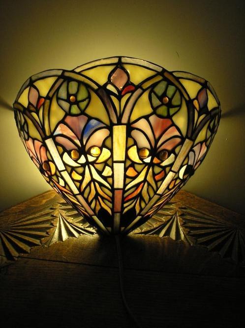 Tiffany wandlamp met stijlvol kapje, Antiek en Kunst, Antiek | Glaswerk en Kristal, Ophalen of Verzenden