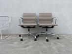 Chaise de bureau en cuir Vitra Eames EA117, 4 x, Enlèvement ou Envoi, Comme neuf, Beige, Chaise de bureau