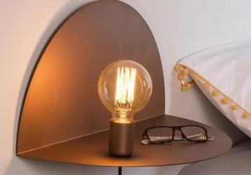 Wandlamp, plankje met lamp/nachtkastje beschikbaar voor biedingen