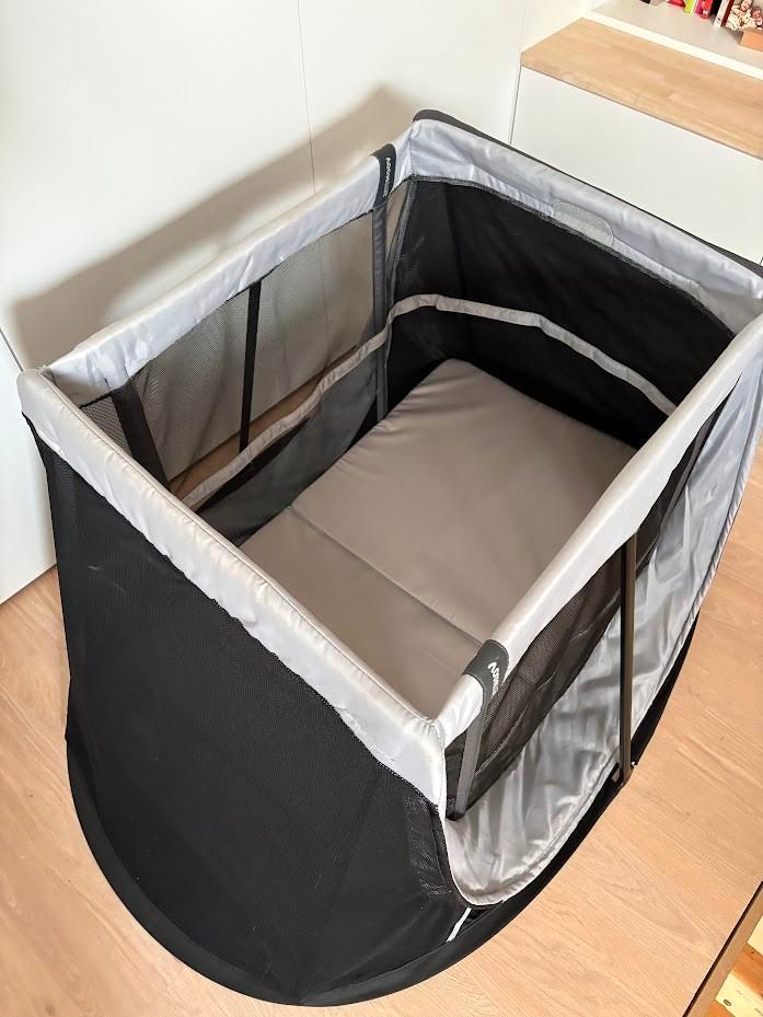 AeroMoov Campingbedje / Reisbedje (incl muggennet), Enfants & Bébés, Chambre d'enfant | Lits, Comme neuf, Moins de 140 cm, Moins de 70 cm
