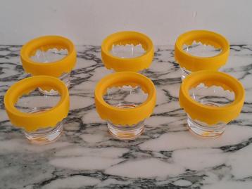 6 miniglaasjes met geel rubber plestic rand