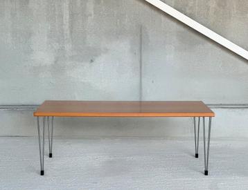Scandinavische “pin-age” coffeetable beschikbaar voor biedingen