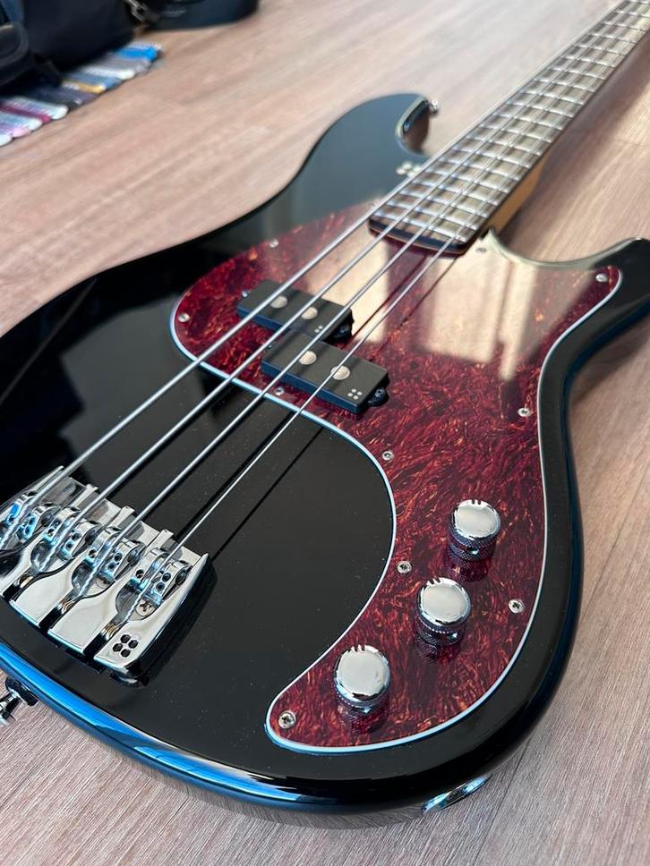 Sandberg VS4 Electra - Glockenklang preamp, Muziek en Instrumenten, Snaarinstrumenten | Gitaren | Bas, Zo goed als nieuw, Ophalen