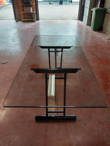 Glazen designtafel beschikbaar voor biedingen