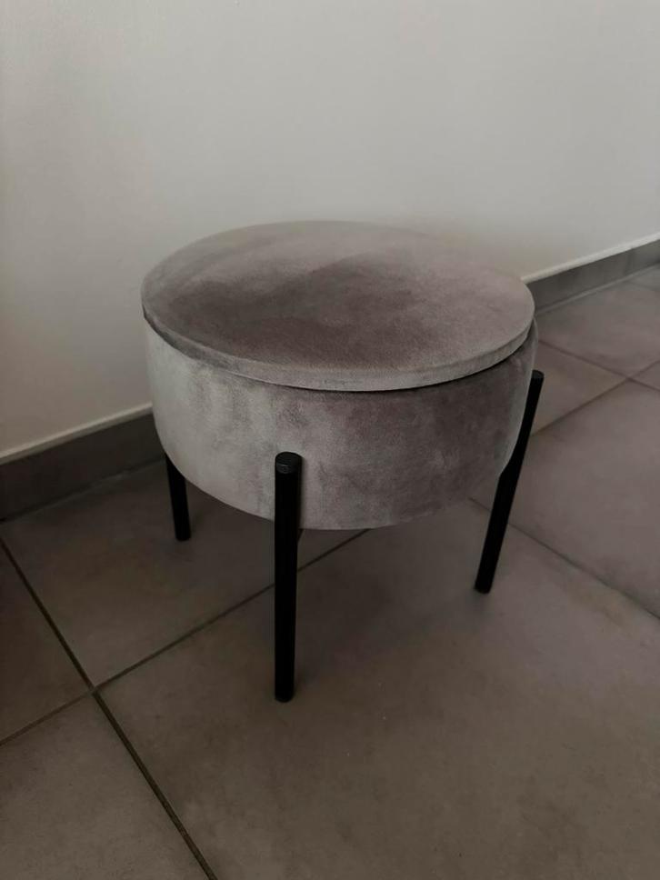 Pouf élégant avec espace de rangement - très bon état, Maison & Meubles, Canapés | Repose-pieds & Poufs, Comme neuf, Enlèvement