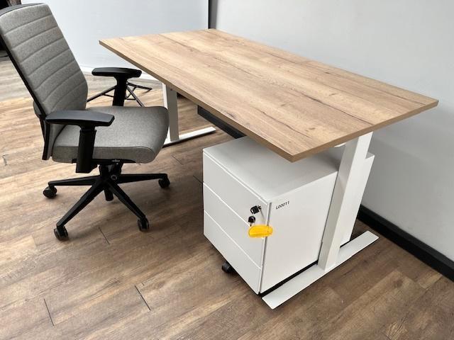 Tweedehands recht bureau Teezz wit, Computers en Software, Laptoptafels, In hoogte verstelbaar, Ophalen of Verzenden