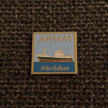PIN - APMM - MORBIHAN - MARINE - PECHE - BATEAU - BOOT, Envoi, Utilisé, Autres sujets/thèmes, Insigne ou Pin's
