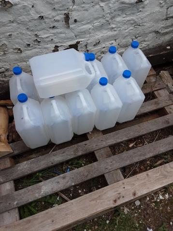 lege bidons van 5L gratis beschikbaar voor biedingen