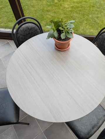 Ronde tafel met 4 stoelen  beschikbaar voor biedingen
