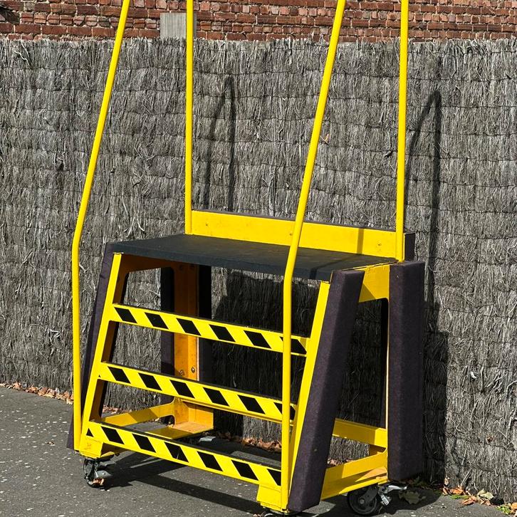 Trapladder mobiel werkplatform, Doe-het-zelf en Bouw, Ladders en Trappen, Zo goed als nieuw, Trap, Ophalen of Verzenden