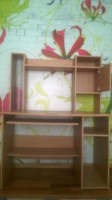 bureau tafel beschikbaar voor biedingen