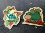Lot 2 vintage pins VTM mascotte Amadee, Verzamelen, Speldjes, Pins en Buttons, Figuurtje, Ophalen of Verzenden, Speldje of Pin