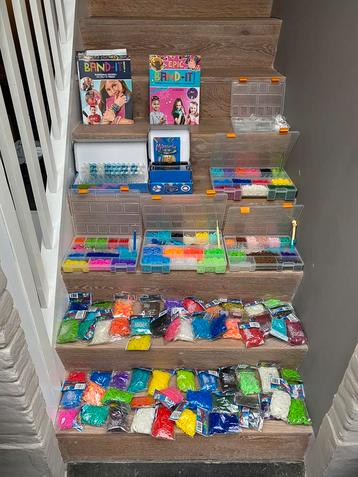 Groot lot van Rainbow Loom met elastiekjes, boeken en dozen