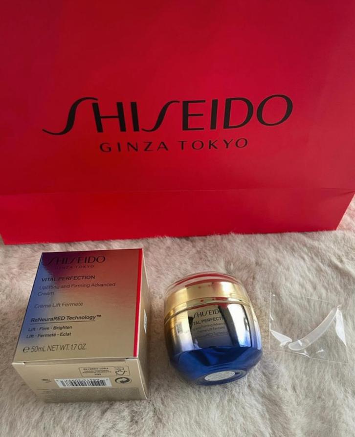 Shiseido vital perfecting crème lift fermeté 50ml, Handtassen en Accessoires, Uiterlijk | Gezichtsverzorging, Nieuw, Verzorging