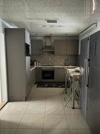 TE HUUR: Gemeubelde gelijkvloerse gezinswoning met tuin