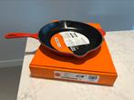 NIEUWE Le Creuset Skillet 30 cm kersenrood in de doos, Gietijzer, Nieuw, Ophalen of Verzenden, Keramische plaat