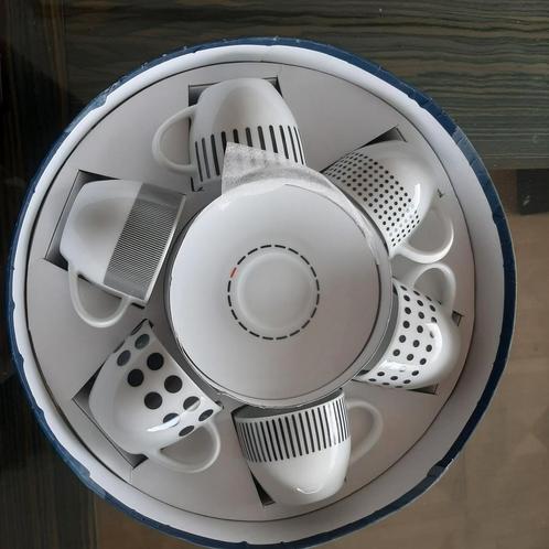 NIEUW Excl Belgische porseleinen koffietasjes+ bordjes, Huis en Inrichting, Keuken | Servies, Nieuw, Porselein, Verzenden
