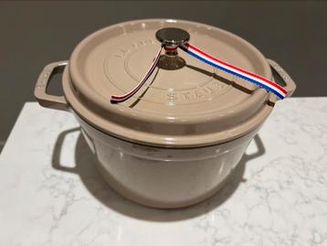 NIEUWE Staub hoge braadpan 24 cm Sesam beschikbaar voor biedingen