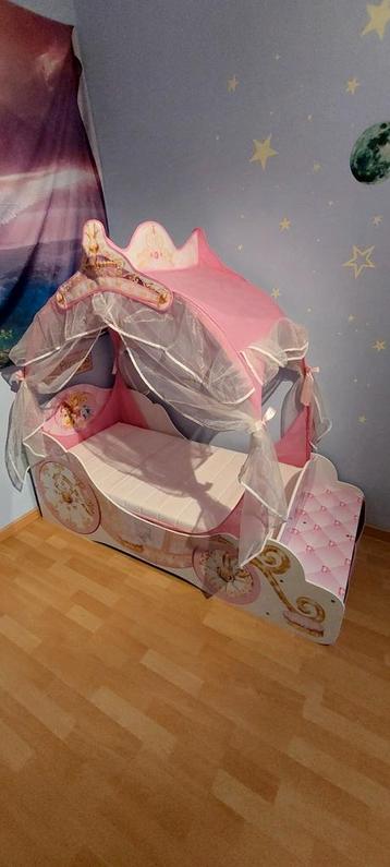 Mooi prinsessenbed voor kleine prinsesjes beschikbaar voor biedingen
