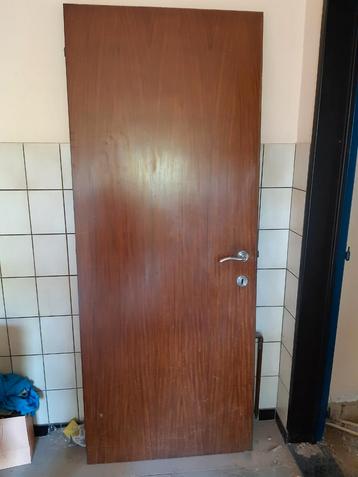 Elf degelijke, houten binnendeuren inclusief slot en klink beschikbaar voor biedingen