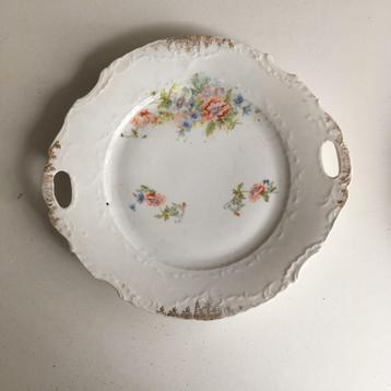 Bord met bloemmotief beschikbaar voor biedingen