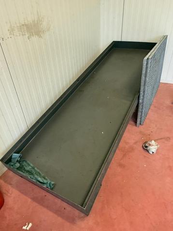 Olielekbak te koop beschikbaar voor biedingen