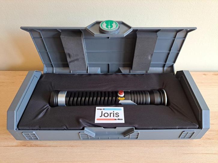 Qui-Gon Jinn - Disney Legacy lightsaber, Verzamelen, Star Wars, Zo goed als nieuw, Replica, Ophalen of Verzenden