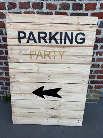 Houten pallet met tekst voor de parking aan te duiden. beschikbaar voor biedingen