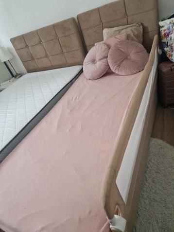 2 bedden met opbergruimte en matras. Nog maar 2 jaar oud beschikbaar voor biedingen