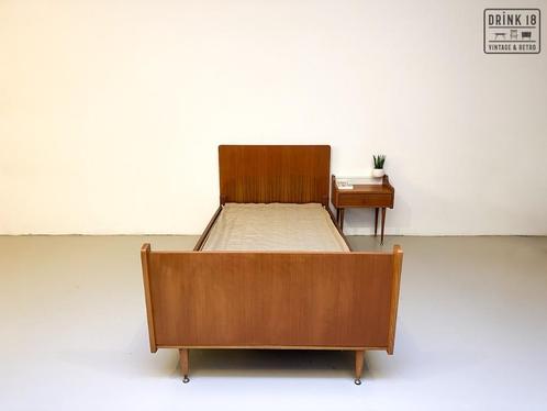 MDK - Éénpersoonsbed met nachtkastje, Antiek en Kunst, Curiosa en Brocante, Ophalen
