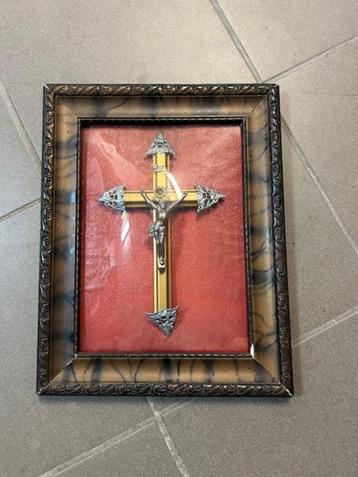Kruis Crucifix in glazen stolp in lijst - antiek beschikbaar voor biedingen