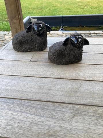 Decoratie 2 stenen schaapjes kleur bruin de 2 st voor 10 eur beschikbaar voor biedingen
