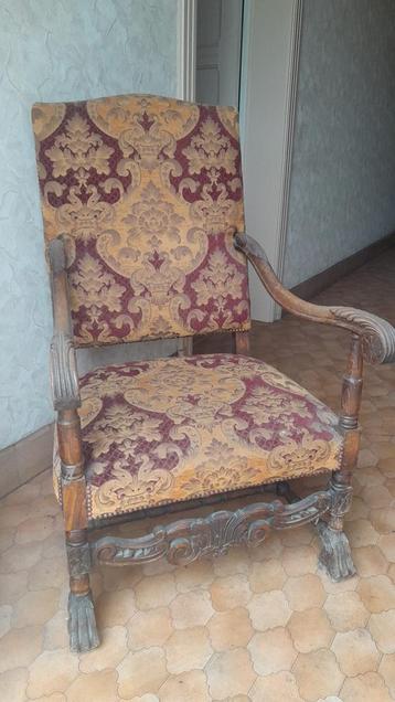 Antieke kasteelstoel met borduur- en houtsnijwerk beschikbaar voor biedingen