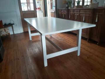 Uitschuifbare eettafel beschikbaar voor biedingen
