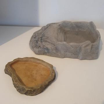 Drinkbakje en eetschaaltje beschikbaar voor biedingen
