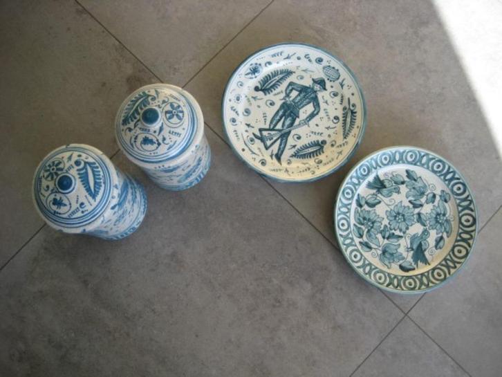 Spaans Aardewerk BENLLOCH 2 wandplaten/borden en 2 potten, Antiek en Kunst, Curiosa en Brocante, Ophalen
