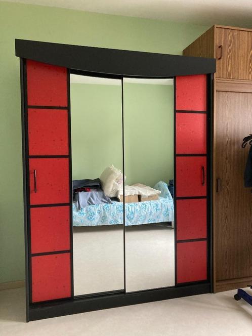 zwart-rode kleerkast met grote spiegel, Huis en Inrichting, Kasten | Kleerkasten, Gebruikt, Met deur(en), Met plank(en), Met hangruimte