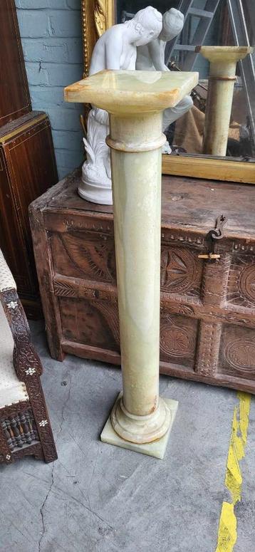Elegante zuil in onix 1920 beschikbaar voor biedingen