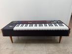 Bank met afbeelding van synthesizer, Ophalen, Zo goed als nieuw, Kunststof