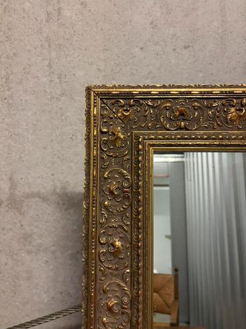 Barok goudgele wandspiegel beschikbaar voor biedingen