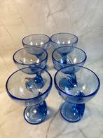 5 blauwe glazen met glazen steel 'Jerba' van Bormioli Rocco, Verzamelen, Glas en Drinkglazen, Ophalen of Verzenden, Zo goed als nieuw