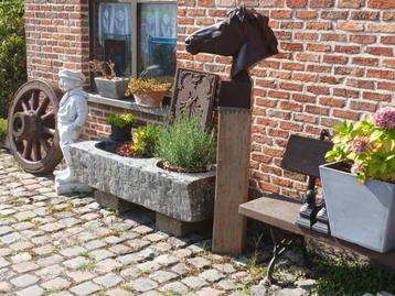 gietijzeren paardenhoofd op eiken sokkel. beschikbaar voor biedingen