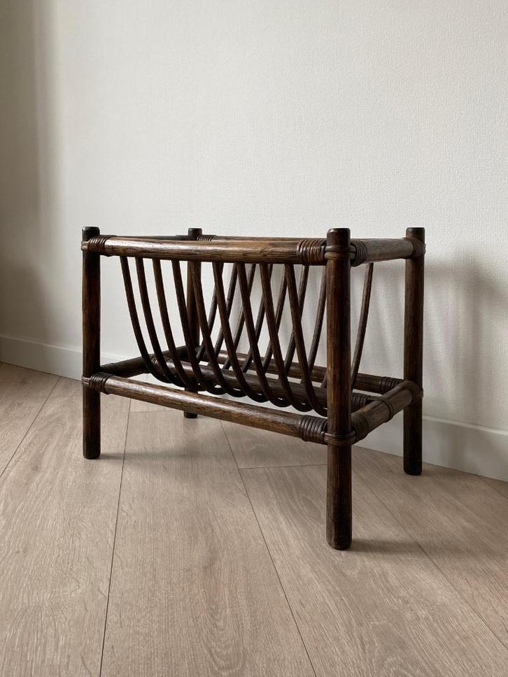 Vintage rotan magazinerek - bamboe lectuurbak, Huis en Inrichting, Woonaccessoires | Krantenbakken en Lectuurbakken, Gebruikt