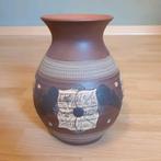 Handgemaakt aardewerken vaasje
Hoogte 20 cm, Antiek en Kunst, Ophalen