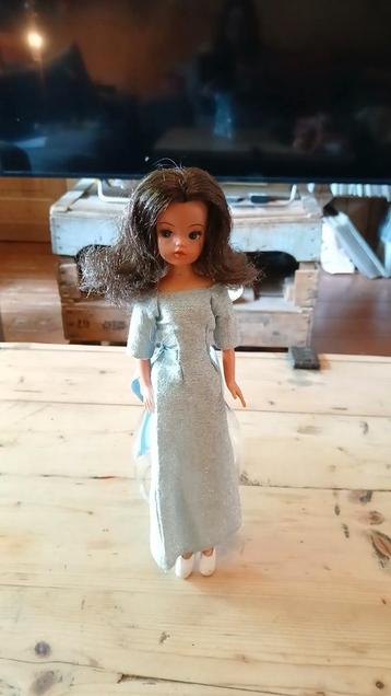 Prachtige Sindy pop met zacht donkerbruin haar  beschikbaar voor biedingen