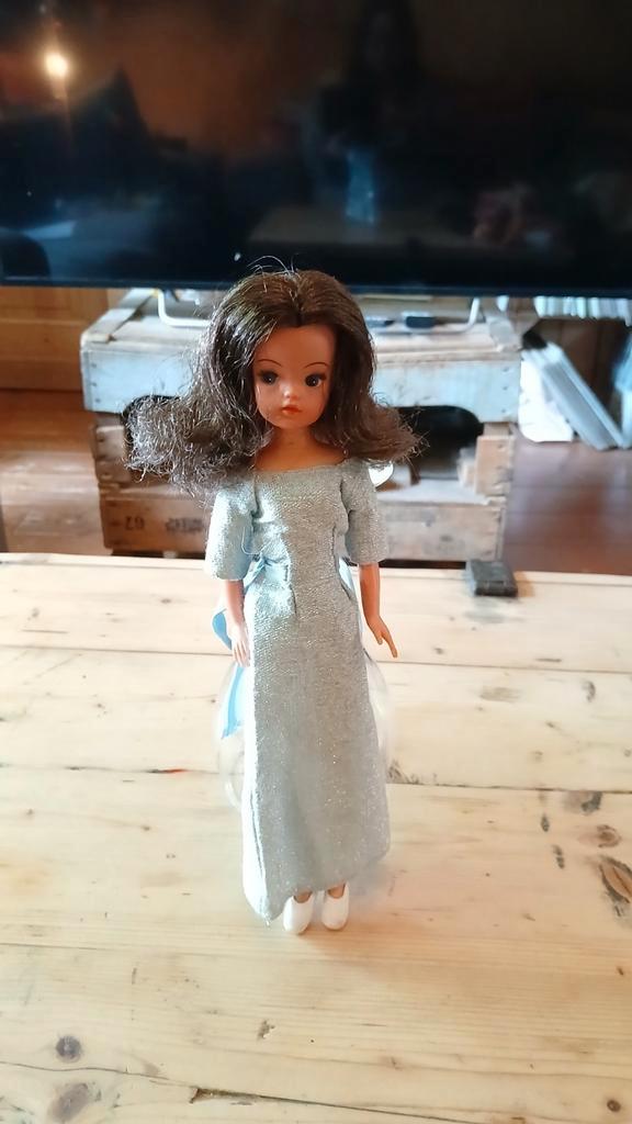Prachtige Sindy pop met zacht donkerbruin haar, Verzamelen, Poppen, Ophalen of Verzenden